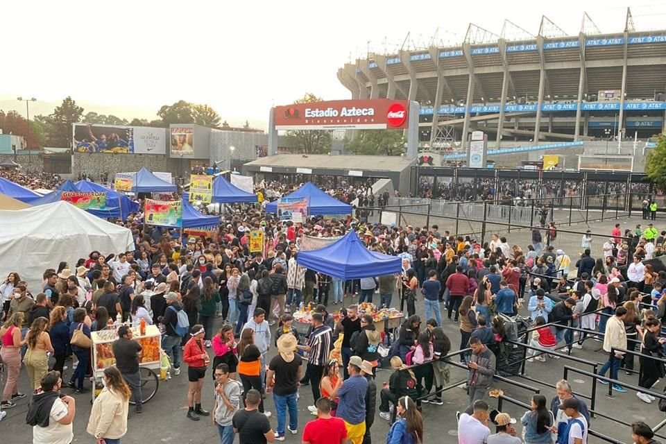 Llegan más fans al Coloso de Santa Úrsula.