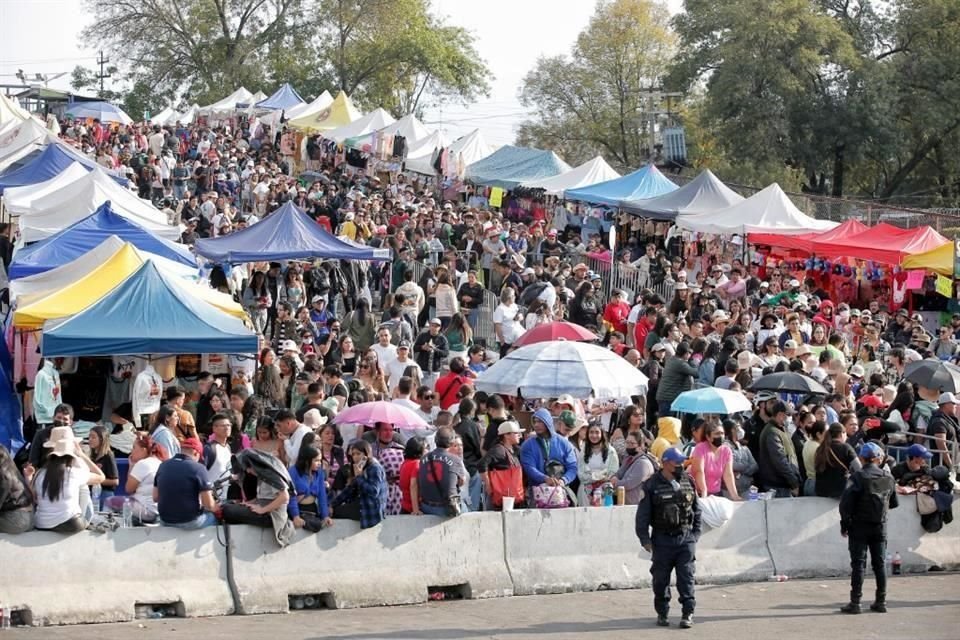 Alrededor del estadio se pueden adquirir algunos artículos no oficiales del cantante.