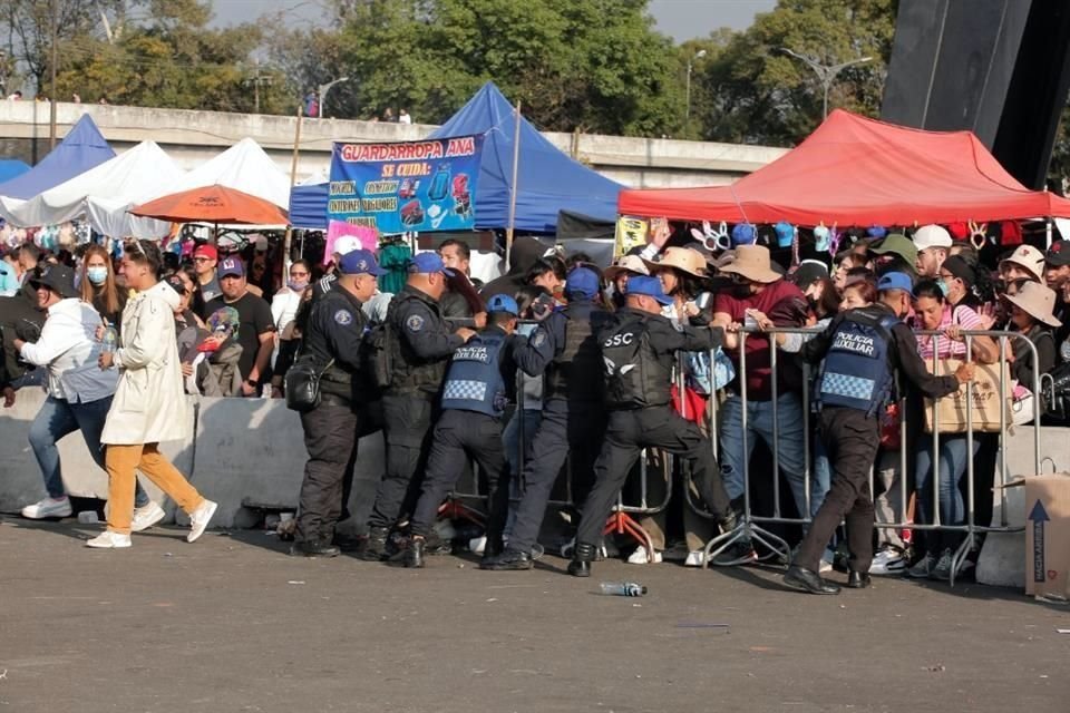 Elementos policíacos reforzaron algunas entradas con vallas metálicas para evitar que todo se salga de coltrol.