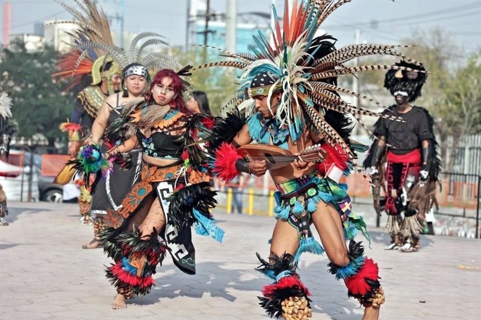 Las peregrinaciones y las danzas son parte de las tradiciones las fiestas guadalupanas.