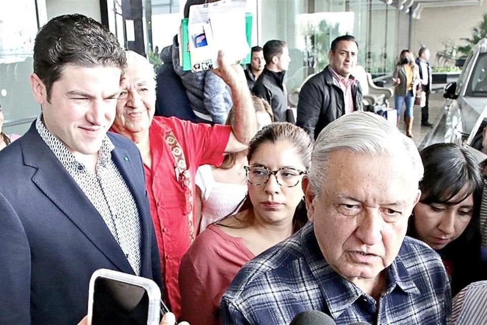 El Gobernador Samuel García (izq.) acompañó ayer a AMLO desde el hotel hasta la inspección del Acueducto El Cuchillo 2.