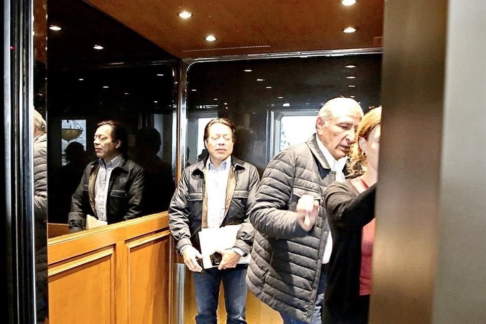 Antes de que AMLO saliera a El Cuchillo, se reunió en privado en su hotel con el líder nacional de Morena, Mario Delgado (izq.), y el Secretario de Gobernación, Adán Augusto López (der.).