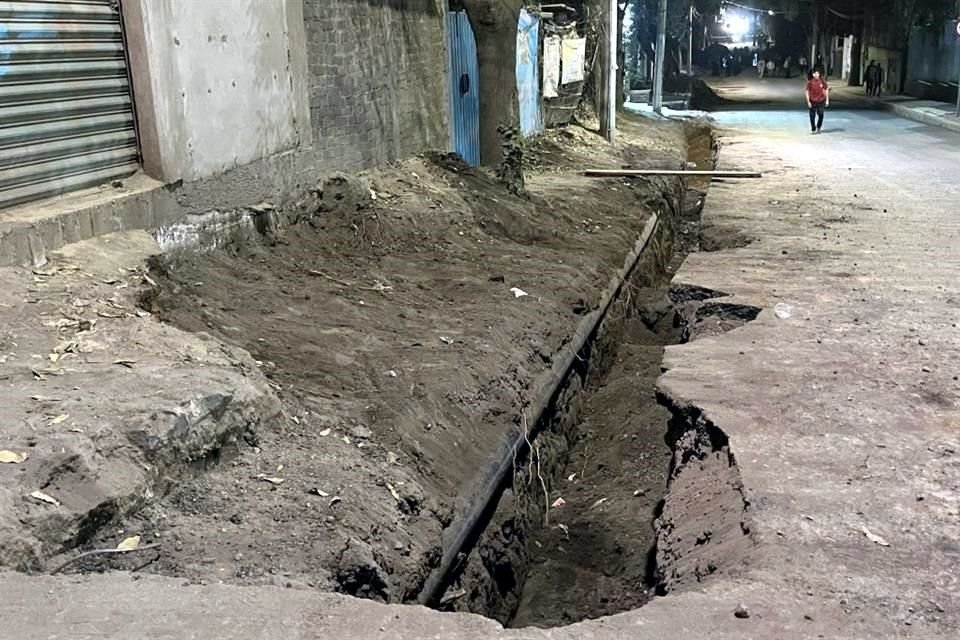 A las 2:30 del sábado, maquinaria y vehículos del Sacmex iniciaron el retiro de los tubos de polietileno de alta densidad, que permanecían para colocarse en la zanja que fue abierta.