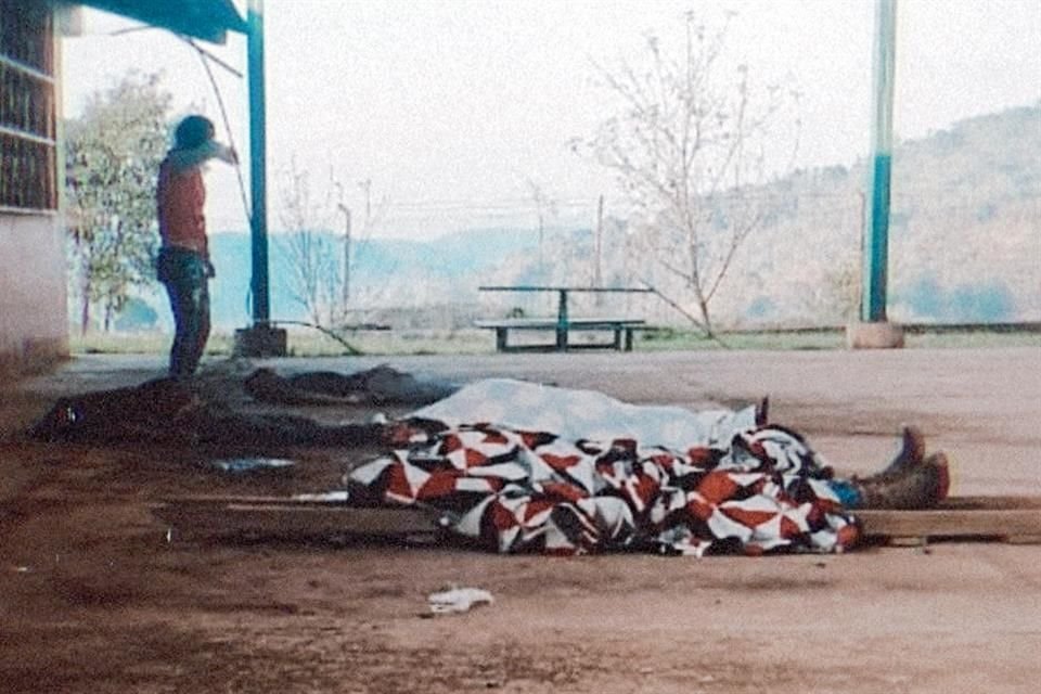 Al menos 7 personas, entre ellas un menor de edad, fueron acribilladas por un comando en la comunidad de El Durazno, en sierra de Guerrero.