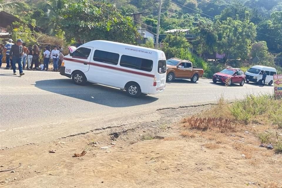 El bloqueo en esta vía federal empezó a las 11:00 horas de este domingo y se encuentra ubicado a la altura de la comunidad de Santa Rosa de Lima, del Municipio de Técpan de Galeana.