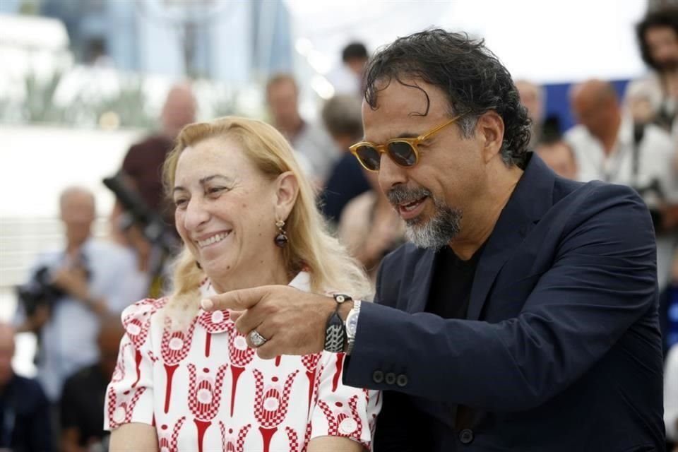 La empresaria y diseñadora Miuccia Prada y su esposo, Patrizio Bertelli, renunciaron como codirectores ejecutivos de la firma Prada. En la foto, Miuccia aparece con el mexicano Alejandro G. Iñárritu.