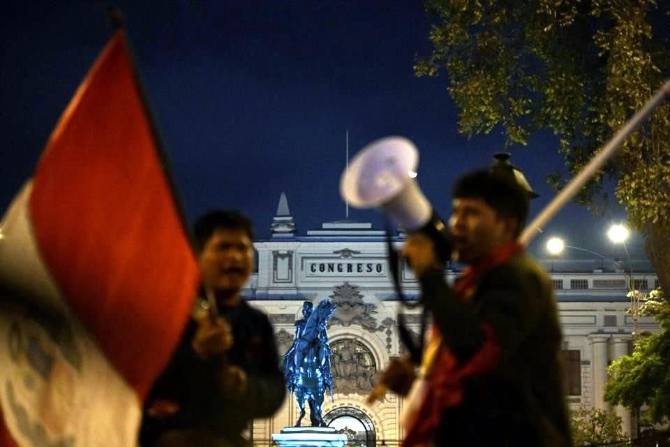 Dos muertos y al menos 5 heridos es el saldo del choque entre civiles y policías durante protesta contra la Presidenta Boluarte en Perú.