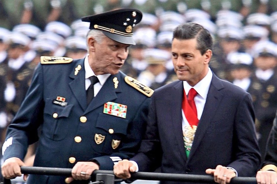 CABECILLA. El General Salvador Cienfuegos (izq.) fue nombrado en 2012 por el entonces Presidente Enrique Peña Nieto como Secretario de la Defensa.