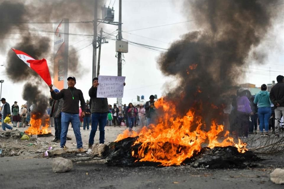 Manifestantes bloquean la carretera Panamericana en el Cono Norte de Arequipa.