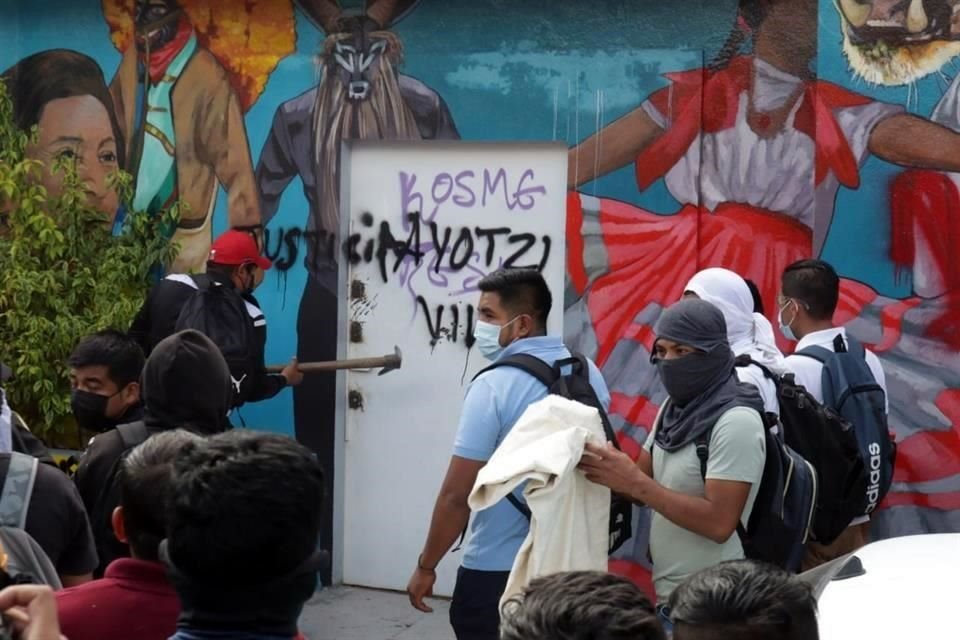 Normalistas de Ayotzinapa se manifestaron en oficinas del PRD en Guerrero a 11 años de que dos de sus compañeros fueran asesinados por la extinta Policía Federal y agentes estatales.