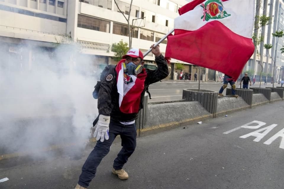 Un simpatizante de Pedro Castillo alza una bandera peruana durante una protesta en Lima.