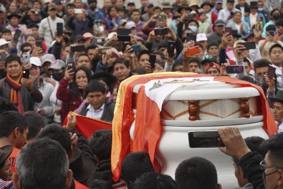 Un grupo de personas asiste a la procesión de entierro del estudiante que murió en las protestas en contra de la nueva Presidenta de Perú, Dina Boluarte, en Andahuaylas.