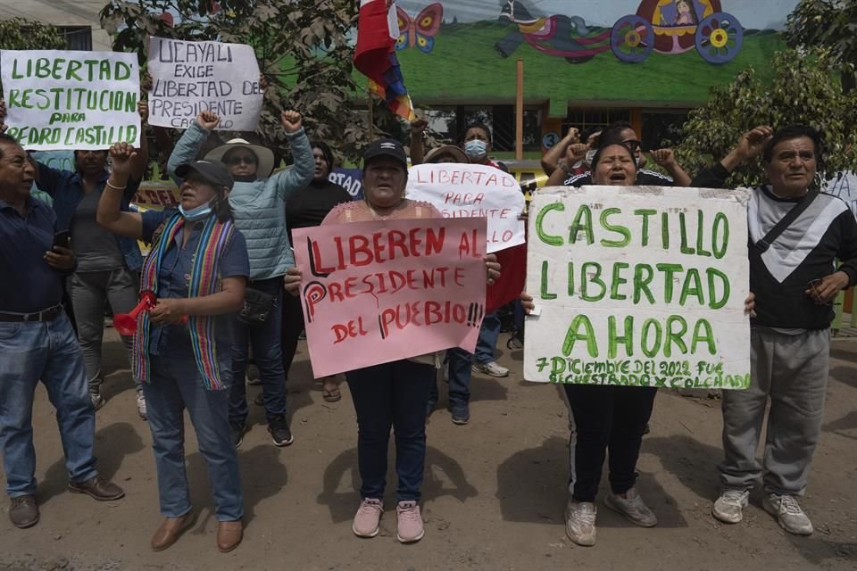 Manifestantes exigen la liberación de Castillo frente a la base policial en la que se encuentra detenido.