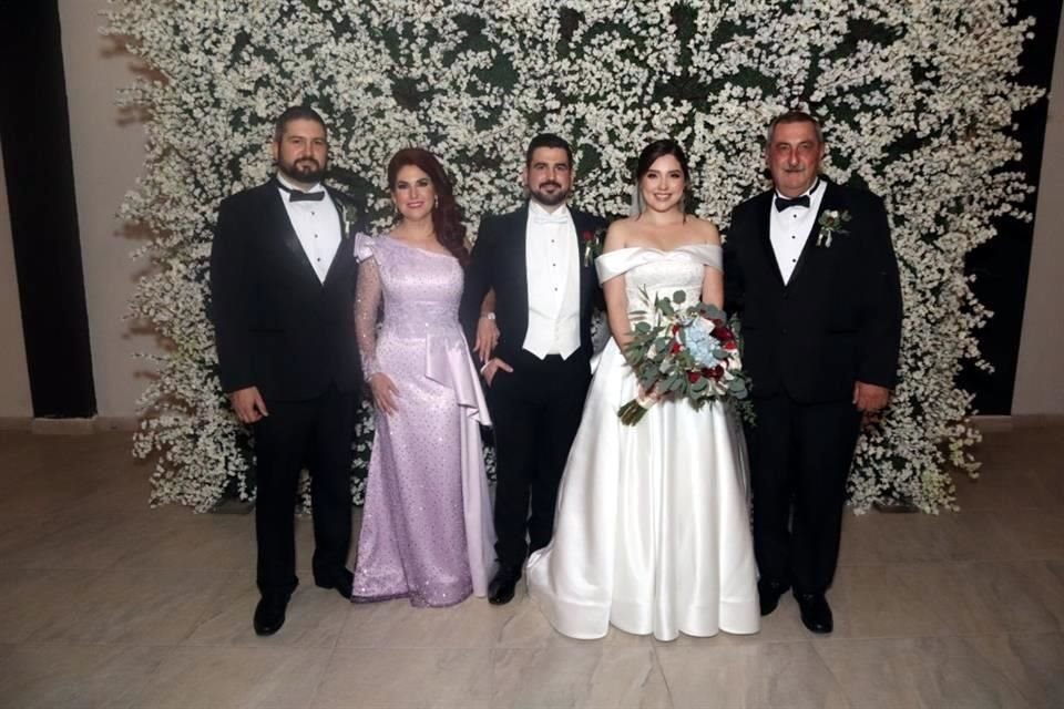 FAMILIA DEL NOVIO Sergio Humberto Treviño Garza, Myrna Garza de Treviño, LOS NOVIOS y Humberto Treviño Flores