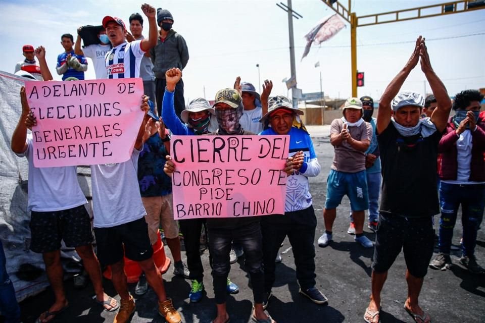 Manifestantes protestan exigiendo elecciones inmediatas en Perú y el cierre del Congreso.