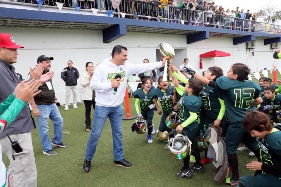 Alejandro Galván, entrega el trofeo de campeones