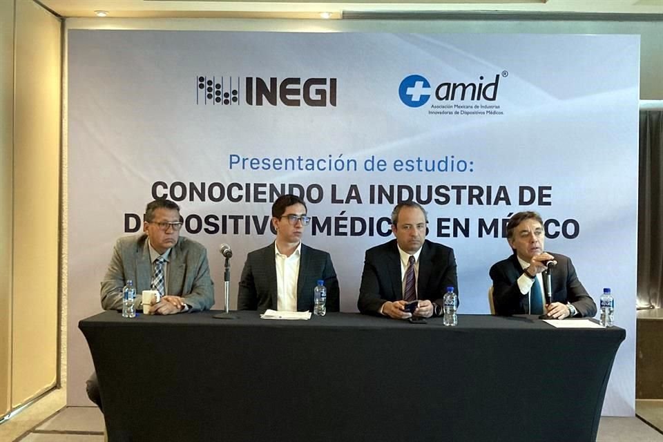 De izquierda a derecha: Jorge Quevedo y David Maravilla, del Inegi; Héctor Orellana, primer vicepresidente de la AMID y Alejandro Paolini, presidente de la AMID.