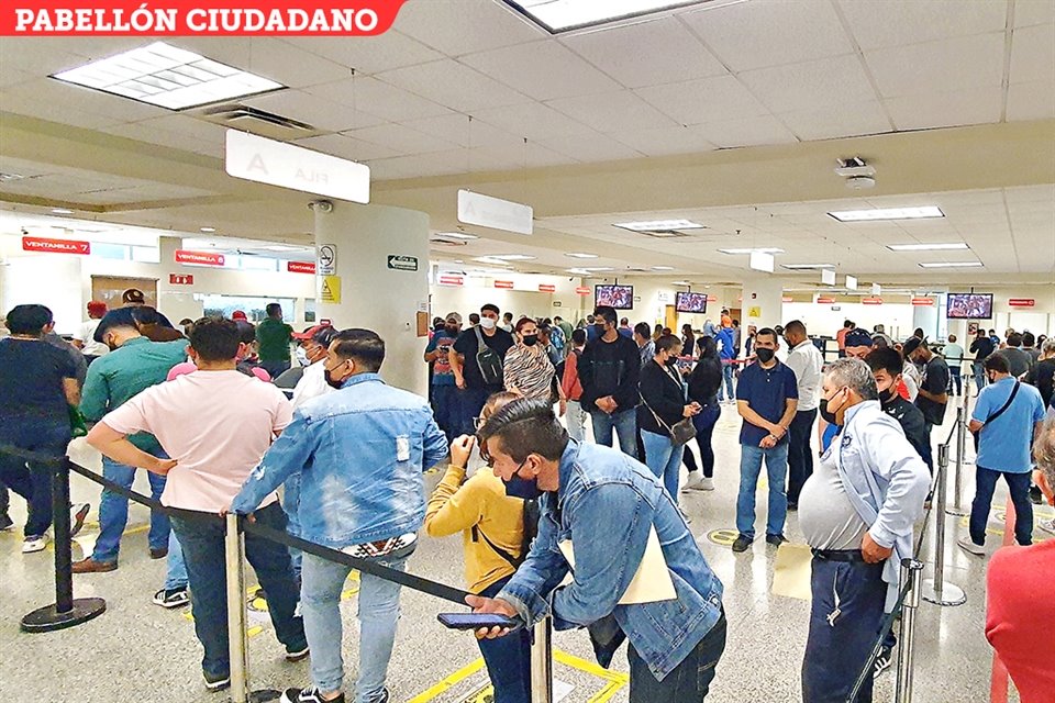 Las largas filas volvieron a formarse en delegaciones del ICV por gente que acudió al canje de placas.