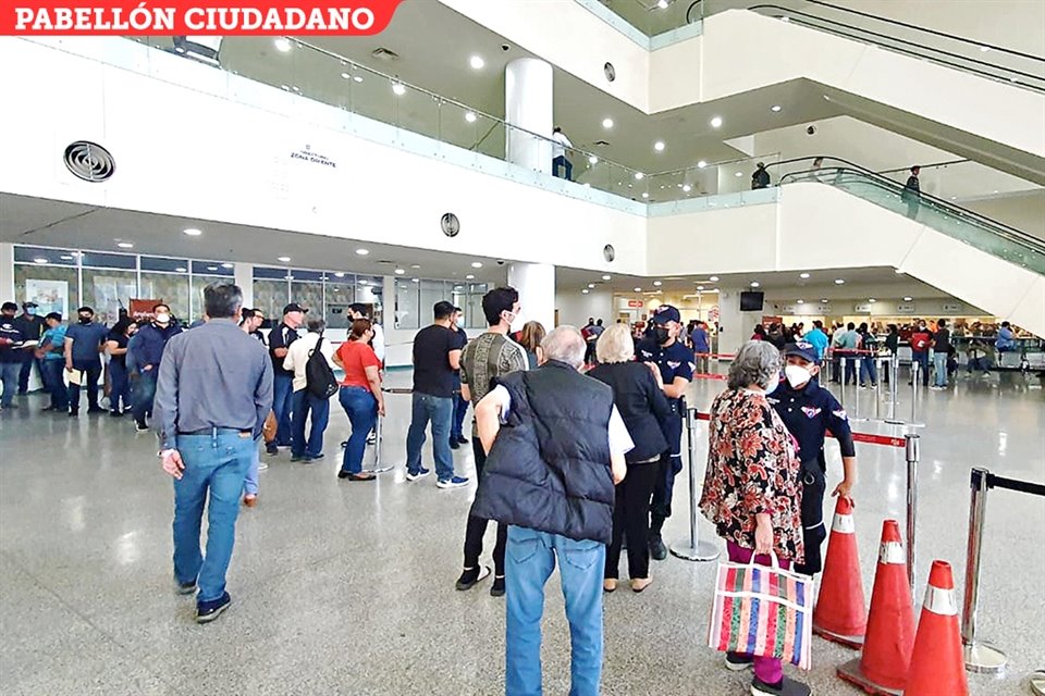Las largas filas volvieron a formarse en delegaciones del ICV por gente que acudió al canje de placas.