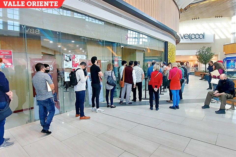 Muchas personas se quedaron sin cambiar sus láminas porque les avisaron que ya no había.