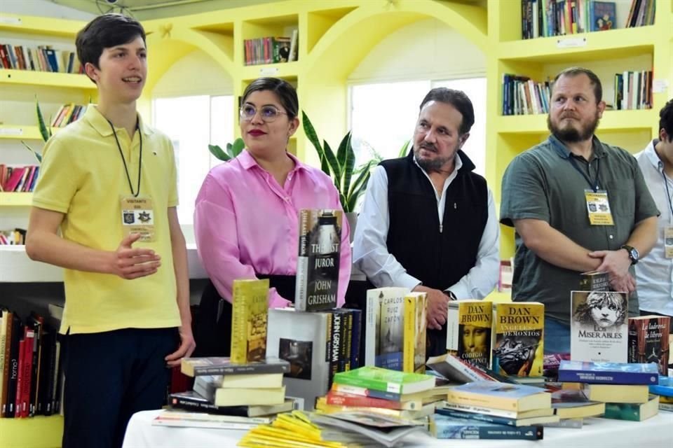 Santiago Marcos y su papá, Gilberto Marcos (de chaleco negro), con Fabiola Mendoza, directora del Cereso Femenil de Escobedo, y Fernando Bravo, titular de los programas de reinserción social.