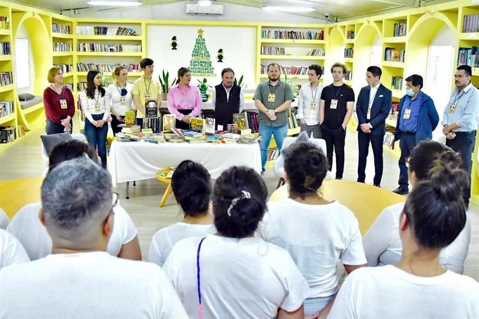 Un grupo de internas atestiguó la entrega de libros.