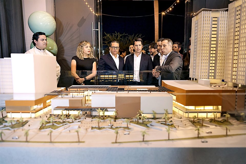 Directivos junto al Secretario de Economía y la Secretaria de Desarrollo Económico de Culiacán, recorrieron el proyecto.