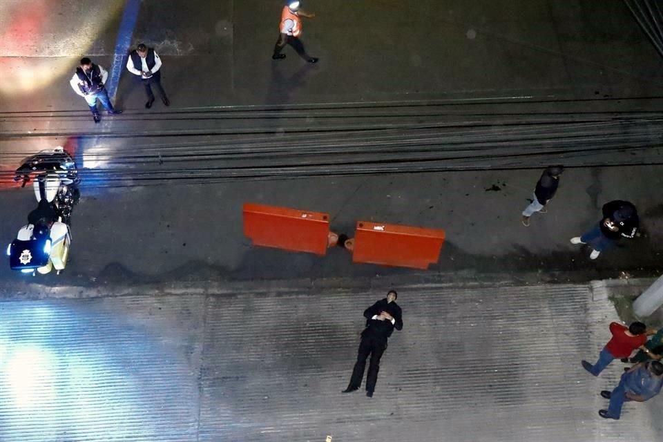 Elementos de la Policía regia resguardan la escena, a la que también acudieron agentes de la Fiscalía Estatal.