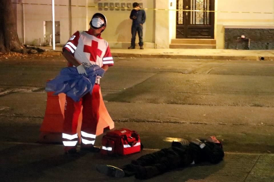 El cuerpo del joven quedó en la calle Dr. Coss, en el acceso al estacionamiento del salón Las Ventanas.