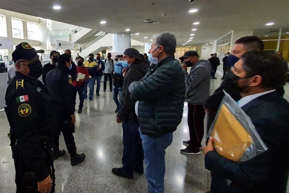Desde poco antes de las 10:00 horas, guardias impidieron el paso al ICV en Pabellón Ciudadano.
