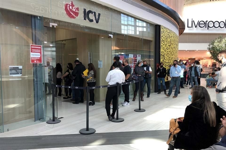 Aunque se formaron filas, en Valle Oriente no se suspendió la atención en el ICV.