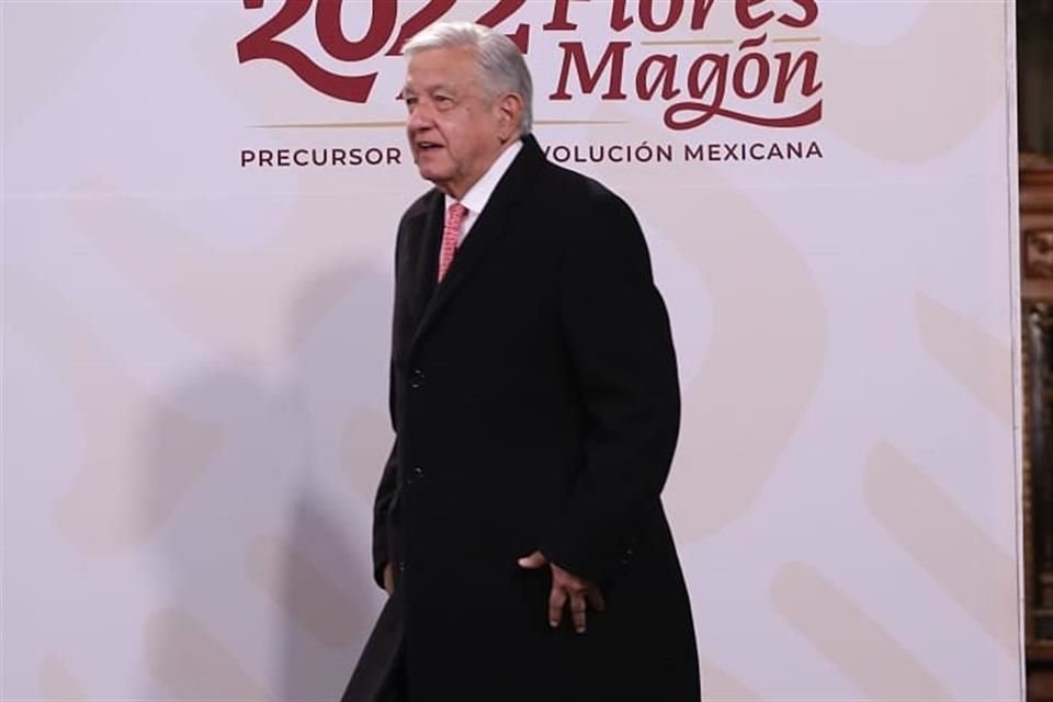 El Presidente en conferencia de prensa.