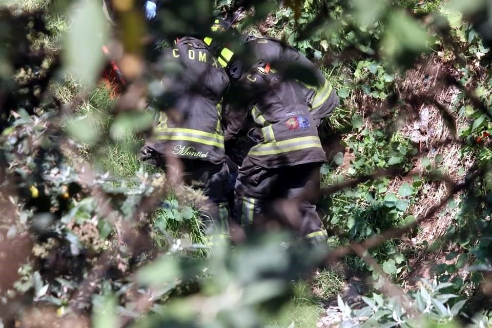 Policías del Sector Alpes, socorristas y bomberos acudieron al sitio y confirmaron que se trataba de dos cadáveres.