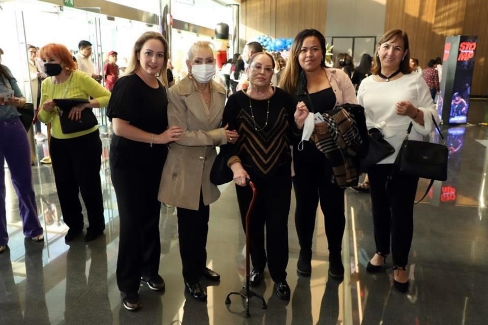 Claudia Rojas, Enriqueta Muñoz, Blanca Silvia Aguirre, Karla Picasso y Enriqueta Medellín