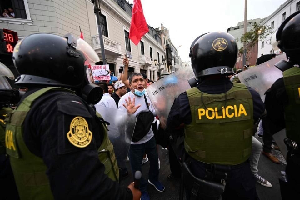 Manifestantes se enfrentan a la Policía antidisturbios durante una protesta para exigir el cierre del Congreso y la liberación de Castillo.