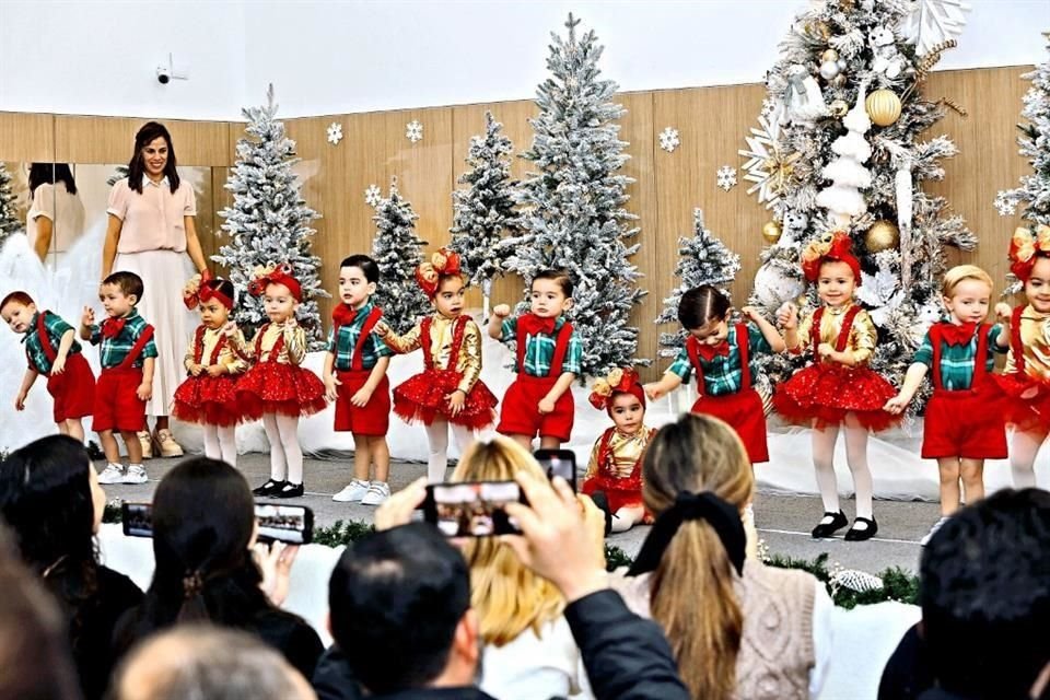 Alumnos de preescolar del Colegio Himalaya que participaron en su festival navideño.