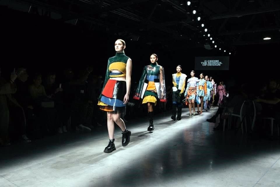 Alumnas presentan sus colecciones en Milán Fashion Week.