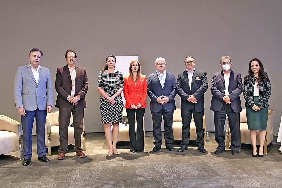 Ismael Flores Cantú, Jesús González Cárdenas, Karisma Rodríguez, Zelina Fernández, Javier González, Edmundo García, Francisco Lugo y Verónica Hernández.