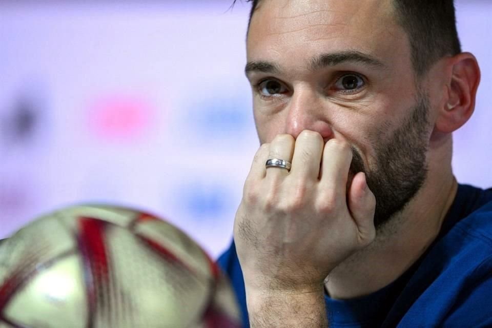 El portero Hugo Lloris, junto a su técnico Didier Deschamps, evadieron hablar sobre el tema y el malestar de cinco compañeros en la Selección Francesa.