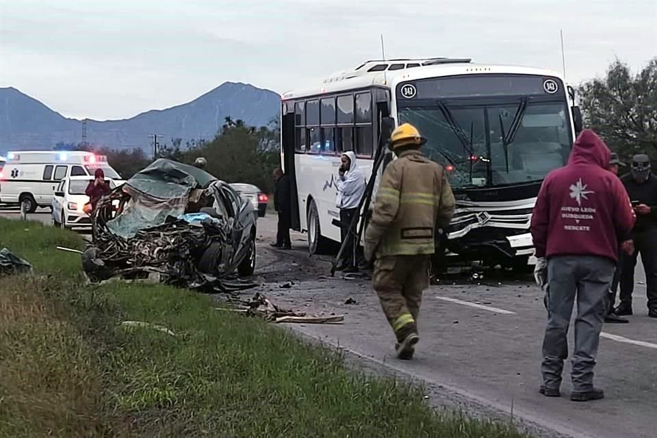 El vehículo Nissan Sentra de la víctima quedó destrozado tras el choque en la Carretera a Monclova.