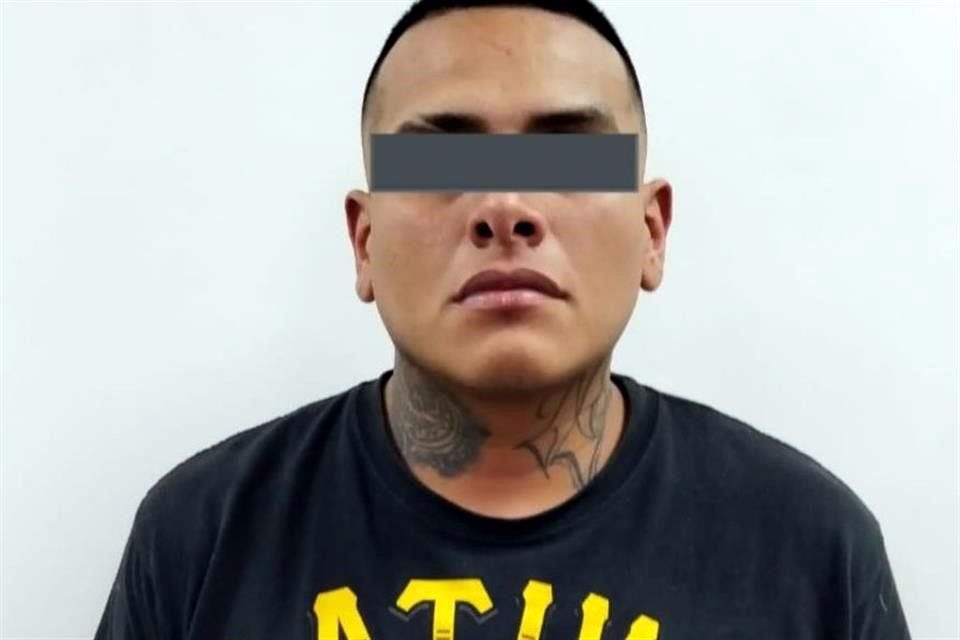 El hombre detenido con las  dosis de mariguana y cristal durante el cateo fue identificado como Jonathan, de 30 años.