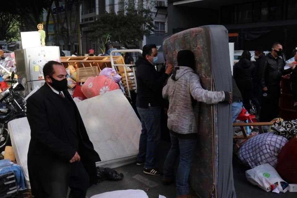 Se dan 10 días al arrendatario (inquilino) y al resto de quienes habitan la propiedad, como la familia, para que desalojen de forma voluntaria.