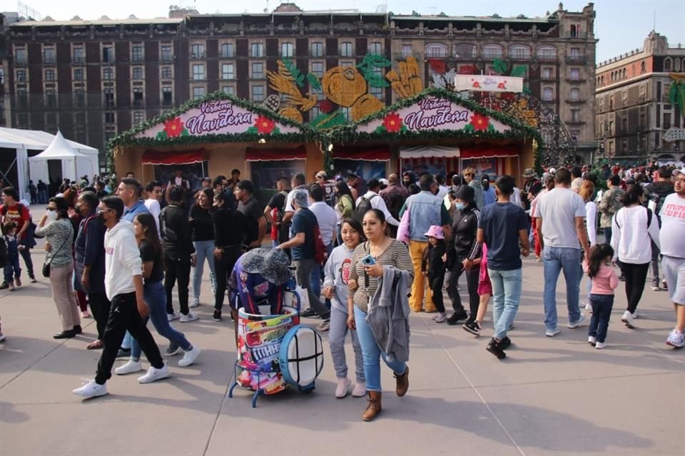 'Hay coros, durante todo este periodo va a haber pastorelas, hay una feria, también juegos de destreza. Pueden venir a ver la iluminación', expuso la Jefa de Gobierno, Claudia Sheinbaum.