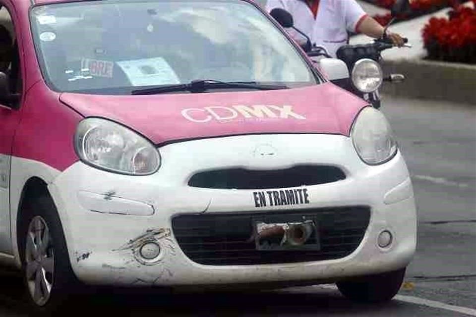 Con placas alteradas, vidrios polarizados y sin tarjetón visible, este tipo de taxis operan sin ser sometidos a revisiones por parte de la SSC o la Semovi, acusó activista.