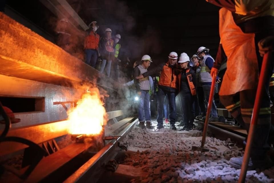 'Estamos en la estación Pino Suárez de la Nueva Línea 1 del Metro, aquí pueden ver cómo ya está colocada toda la vía desde Salto del Agua hasta Pantitlán', señaló Sheinbaum.