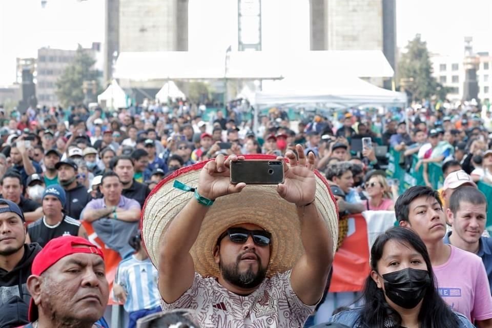 Ya sea con sombreros o playeras de la Selección Argentina, los asistentes disfrutaron, además de la final entre Argentina y Francia, temas como 'Tonta Canción' y 'Claustrofobia'.