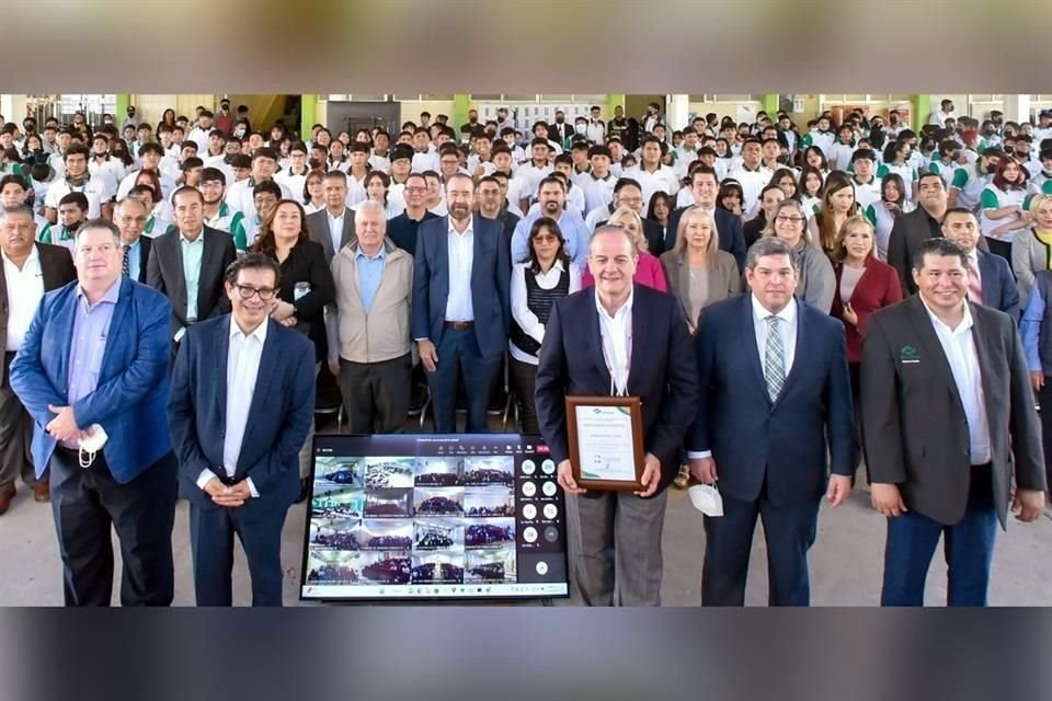Directivos, personal docente, administrativo y alumnos del Conalep Nuevo León.
