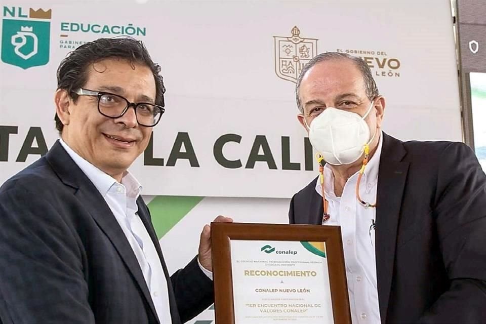 Mtro. Andrés González Saavedra, Director de Modernización Administrativa y Calidad del Sistema Conalep Nacional entrega el reconocimiento al Dr. Antonio J. Dieck Assad, Director General de CONALEP NL.