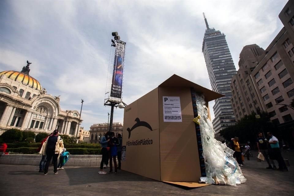 Con una caja cartón de 27 metros cúbicos, activistas buscan visibilizar la magnitud de la contaminación por los plásticos de un solo uso en el comercio electrónico.