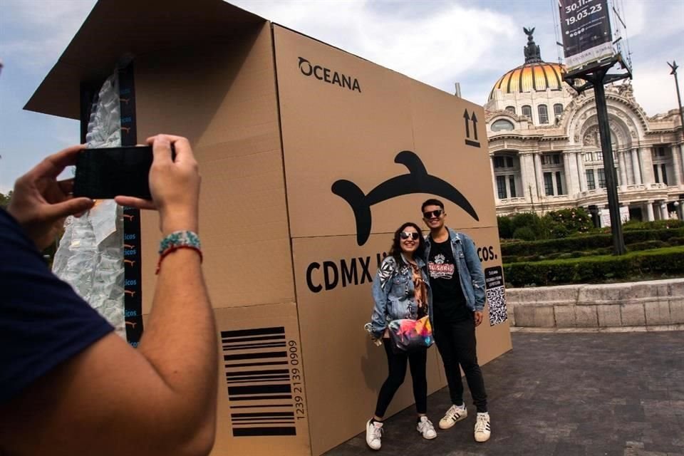 Con una caja cartón de 27 metros cúbicos, activistas buscan visibilizar la magnitud de la contaminación por los plásticos de un solo uso en el comercio electrónico.